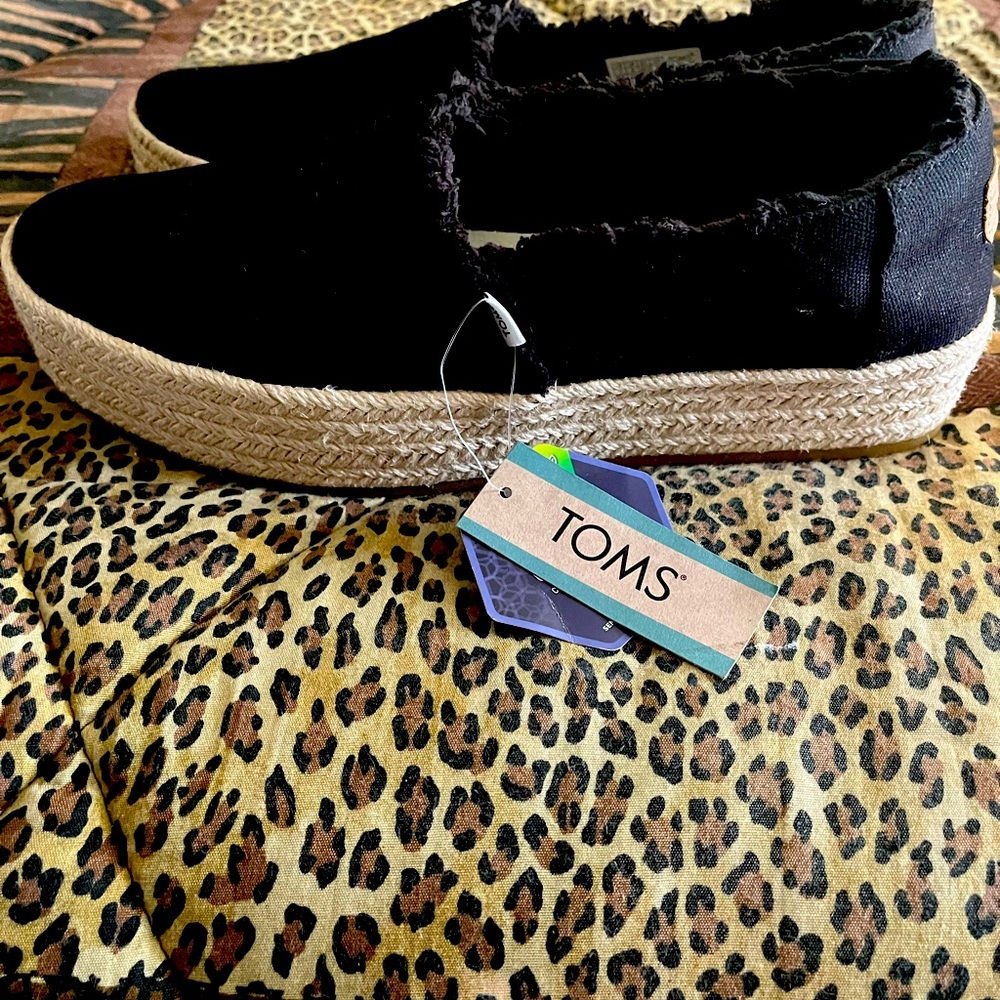 Size 11 TOM’s Valencia Black Canvas. Never Worn still in the box.